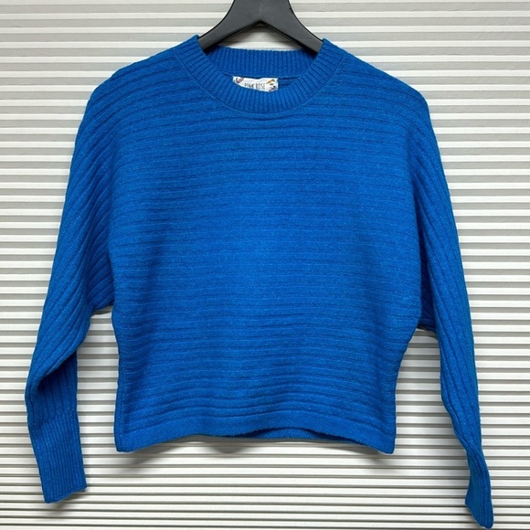 Pink Rose NWT Taurus Teal Dohlman Sleeve Cropped Sweater - Picture 1 of 8